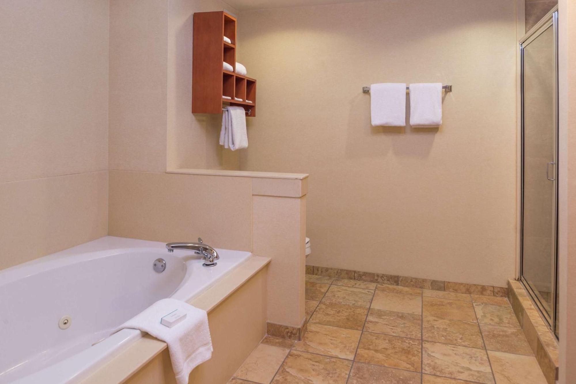 Hampton Inn & Suites Charlotte Arrowood Rd Εξωτερικό φωτογραφία