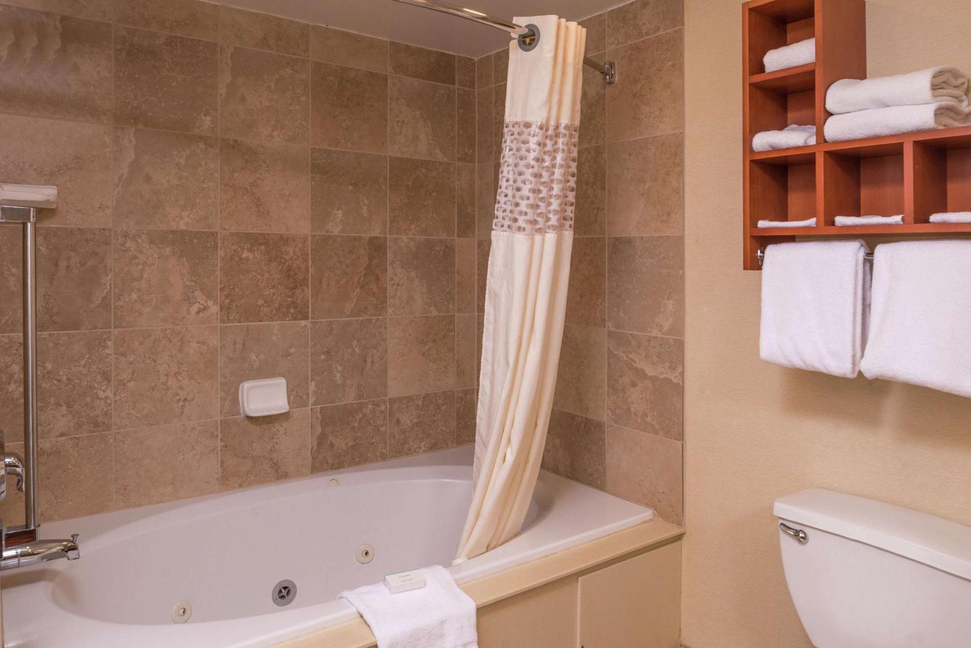 Hampton Inn & Suites Charlotte Arrowood Rd Εξωτερικό φωτογραφία